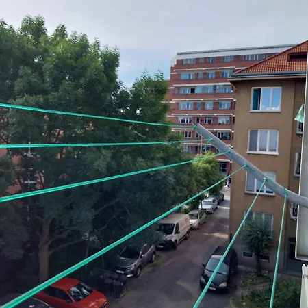ホテル Parkovani Zdarma Jeden Velky S Netflix Pro 2 Osoby Ve Sdilenem Soukromi Se Zenou プラハ