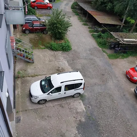 Parkovani Zdarma Jeden Velky S Netflix Pro 2 Osoby Ve Sdilenem Soukromi Se Zenou プラハ